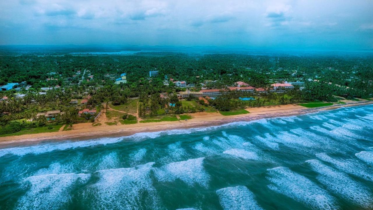 Laya Beach Hotel Wadduwa Exterior foto