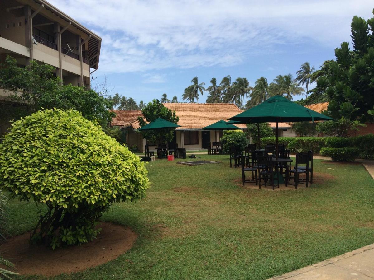 Laya Beach Hotel Wadduwa Exterior foto