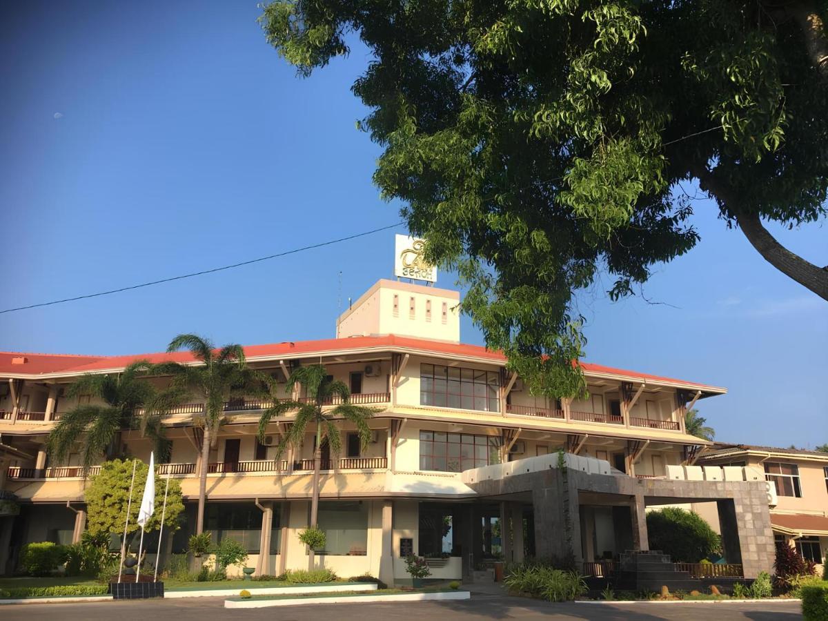 Laya Beach Hotel Wadduwa Exterior foto