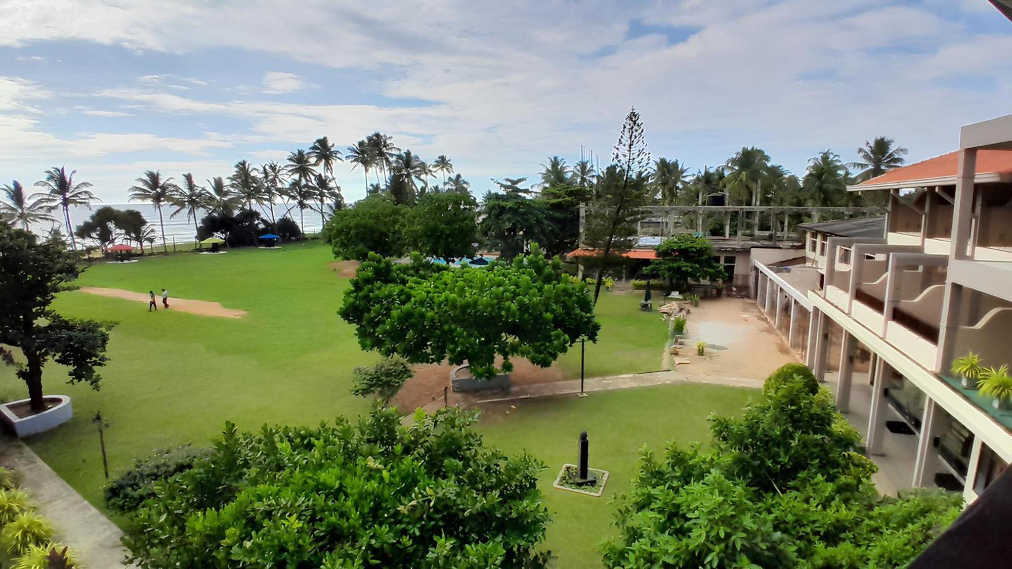 Laya Beach Hotel Wadduwa Exterior foto